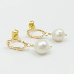 Aretes Óvalos Dorados Con Perlas