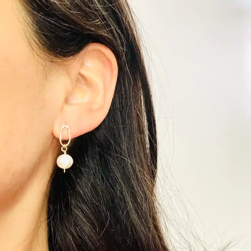 Aretes Óvalos Dorados Con Perlas