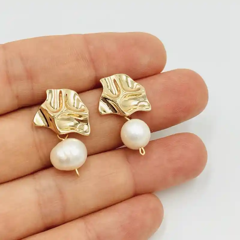 Aretes Textura Dorados Con Perlas