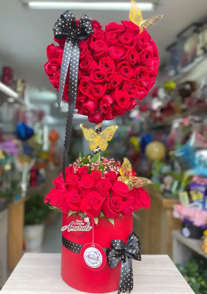 Arreglo Floral De Corazon En Base Cilindro