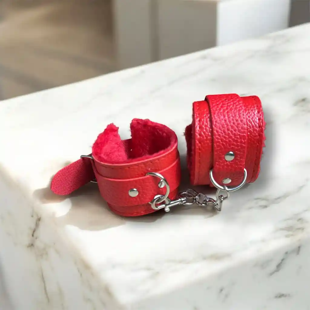 Esposas Peluche Tipo Cuero Rojo
