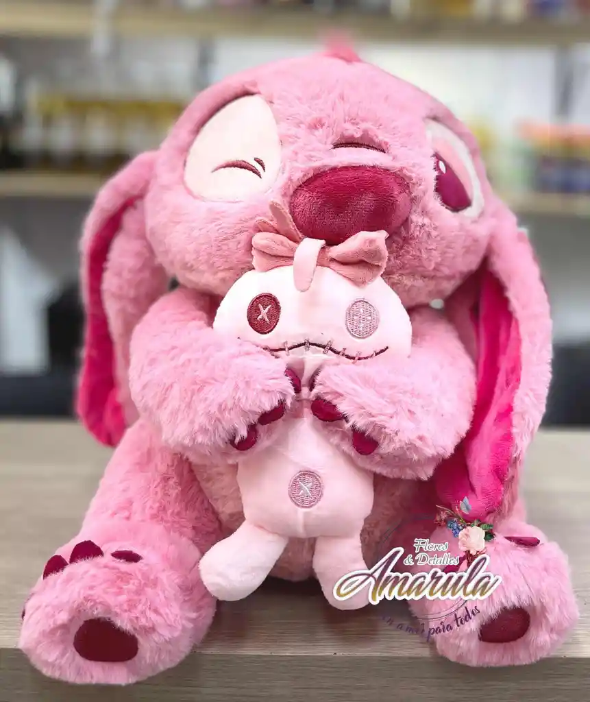 Angela Con Mascota