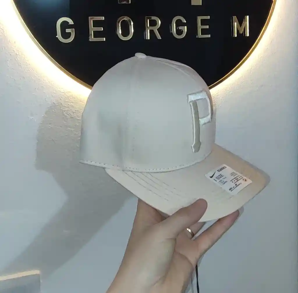 Gorra “d” Old English – Estilo Clásico En Beige