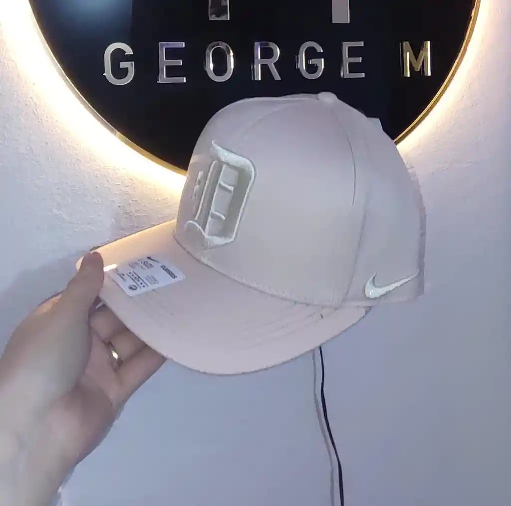 Gorra “d” Old English – Estilo Clásico En Beige