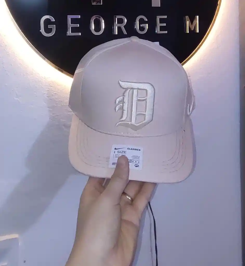 Gorra “d” Old English – Estilo Clásico En Beige