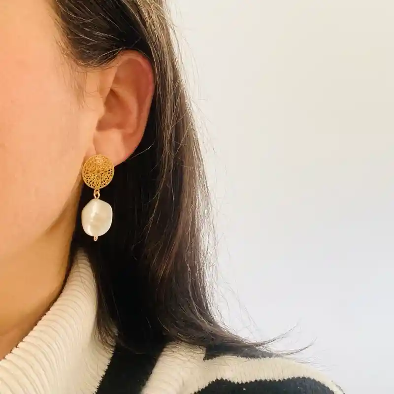 Aretes Dorados Con Nácar Natural