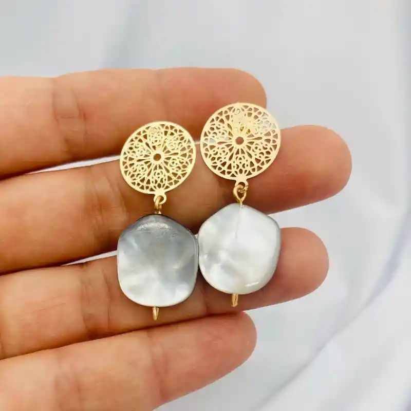 Aretes Dorados Con Nácar Natural