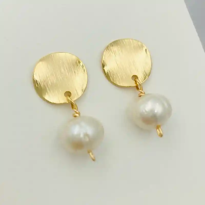 Aretes Clásicos Dorados Con Perlas