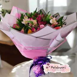Flores Bouquet De 12 Rosas Surtidas Con Astromelias