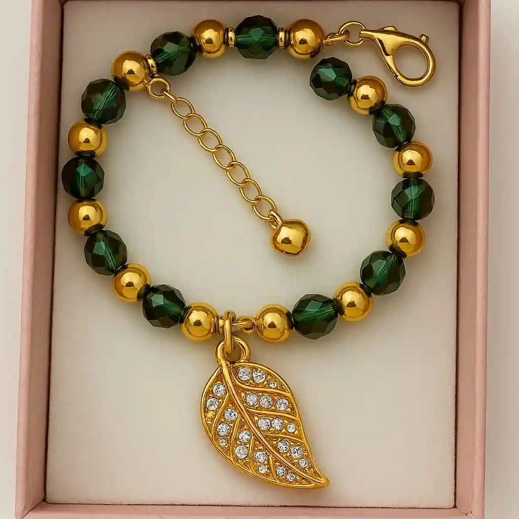 Pulsera De Acero Dorado Con Dije De Hoja Y Piedras En Murano Verde