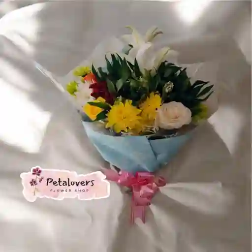 Flores Detalle Surtido Con Lirios Dia De La Madre