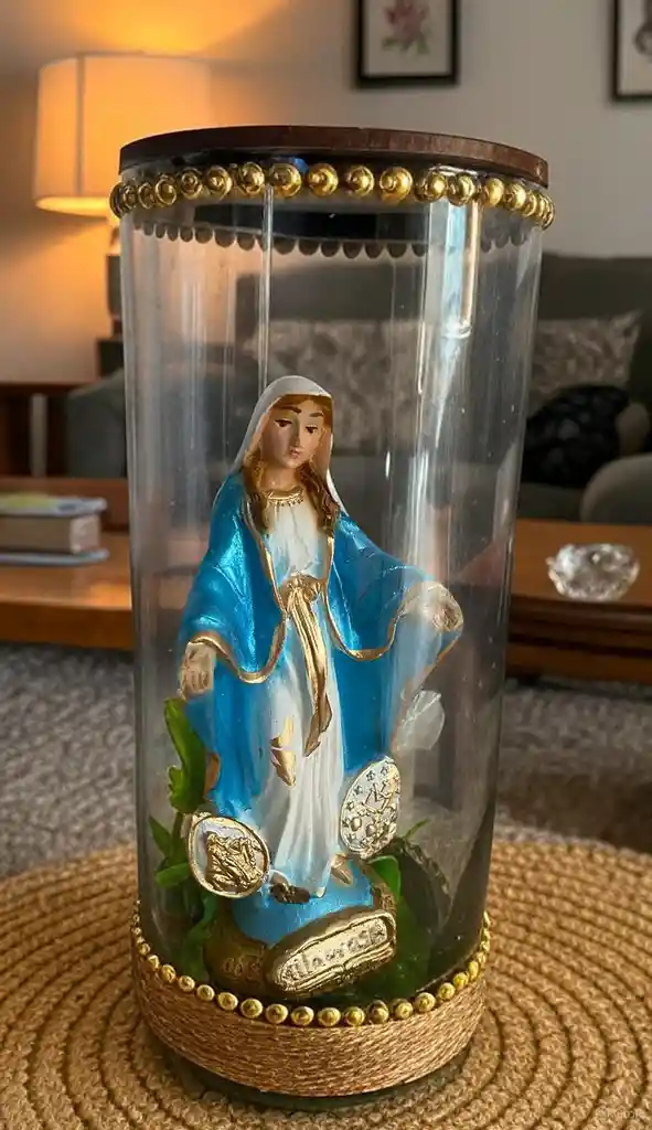 Virgen De La Milagrosa En Frasco De Vidrio