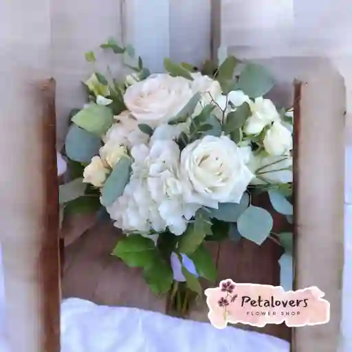 Flores Bouquet De 6 Rosas Blancas Y Hortensias