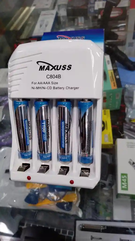 Cargador + Pilas Recargable Maxuss 4 Baterías Recargables Aaa 1100mah