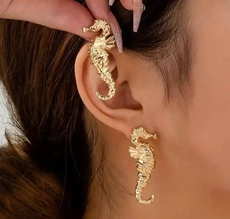 Aretes Caballito De Mar Dorados Con Textura