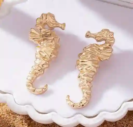 Aretes Caballito De Mar Dorados Con Textura