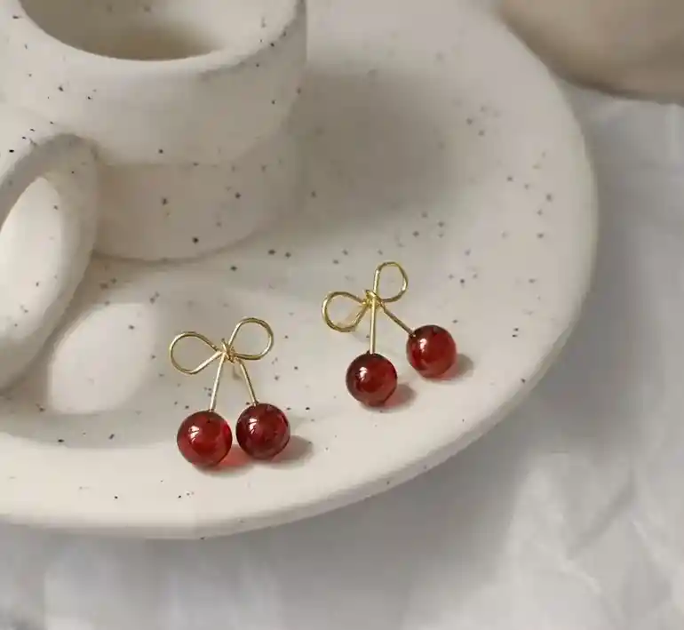 Aretes Mini Cerezas Rojas Con Dorado