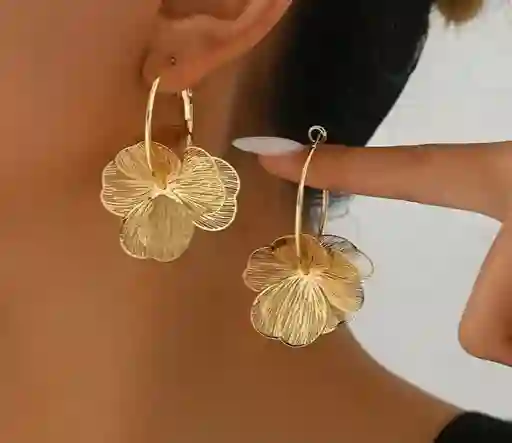 Aretes De Flores Doradas Grandes