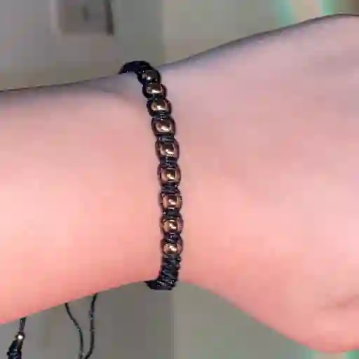 Pulsera Negra Tejida Con Balines De Oro Laminado