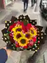 Bouquet En Corazón De Rosas Y Girasoles