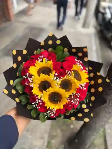 Bouquet En Corazón De Rosas Y Girasoles