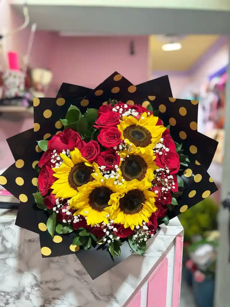 Bouquet En Corazón De Rosas Y Girasoles