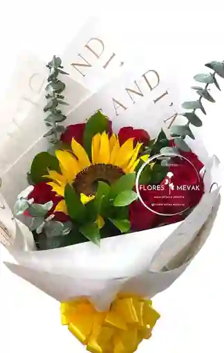 Rosas Rojas Y Girasol En Bouquet