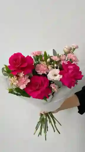 Ramo De Flores Rosadas Vibrantes