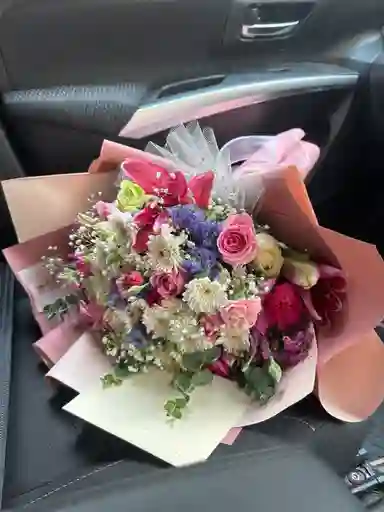 🌼 Encanto Natural: Bouquet De Margaritas Y Rosas