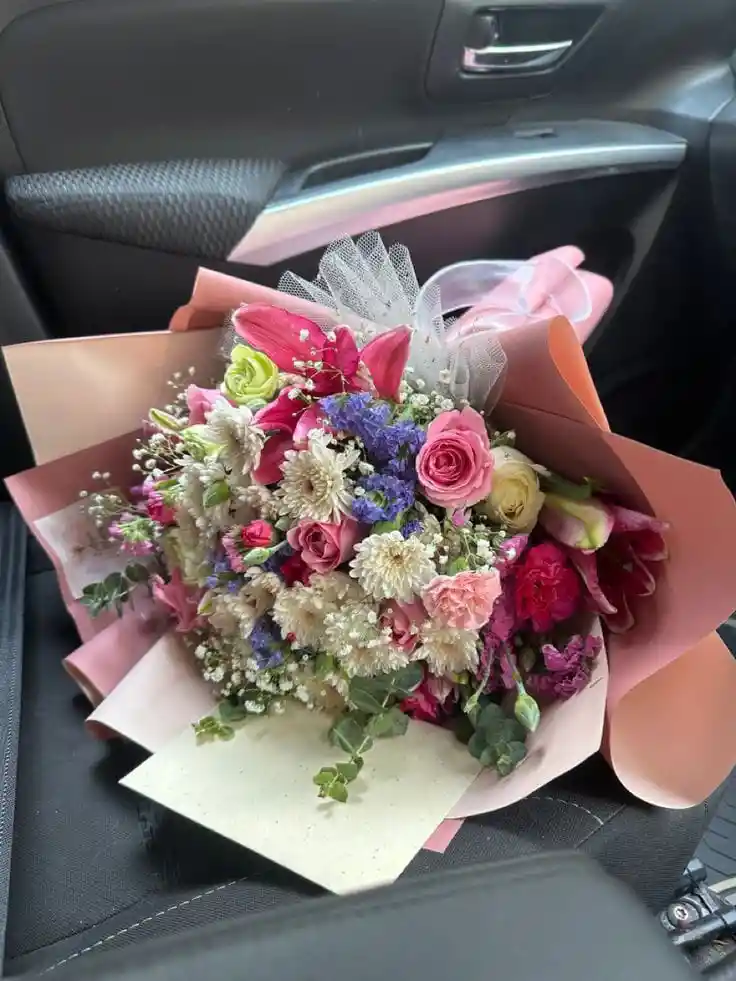 🌼 Encanto Natural: Bouquet De Margaritas Y Rosas