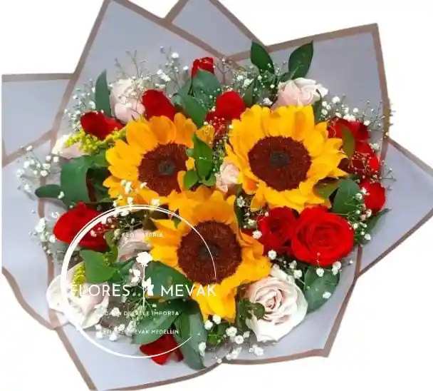 Rosas Y Girasoles En Bouquet