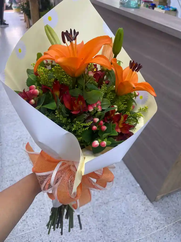 Bouquet De Lirios