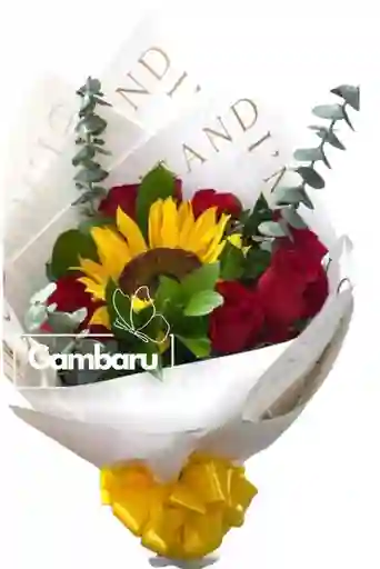 Flores Rosas Y Girasol En Medio