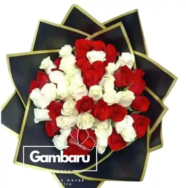 Flores Rosas Rojas Y Blancas Para La Ocasión