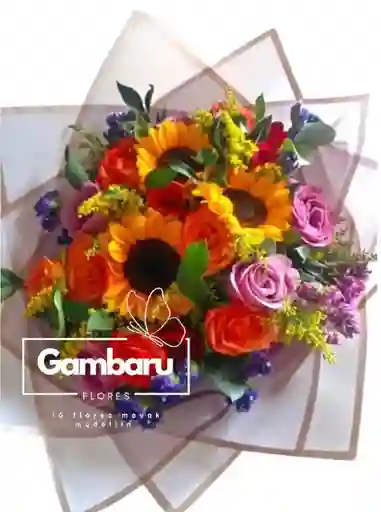 Flores Rosas Y Girasol En Bouquet
