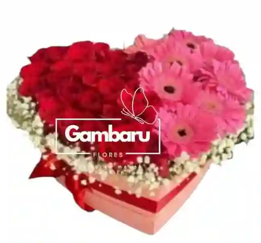 Flores Rosas Y Gerberas En Corazón