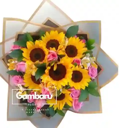 Girasoles Y Rosas Rosadas En Bouquet