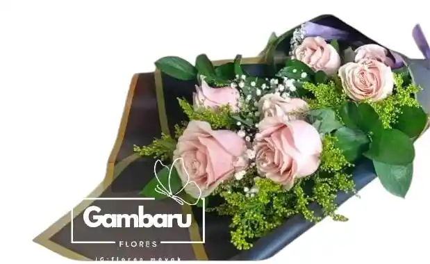 Rosas Rosadas En Ramillete