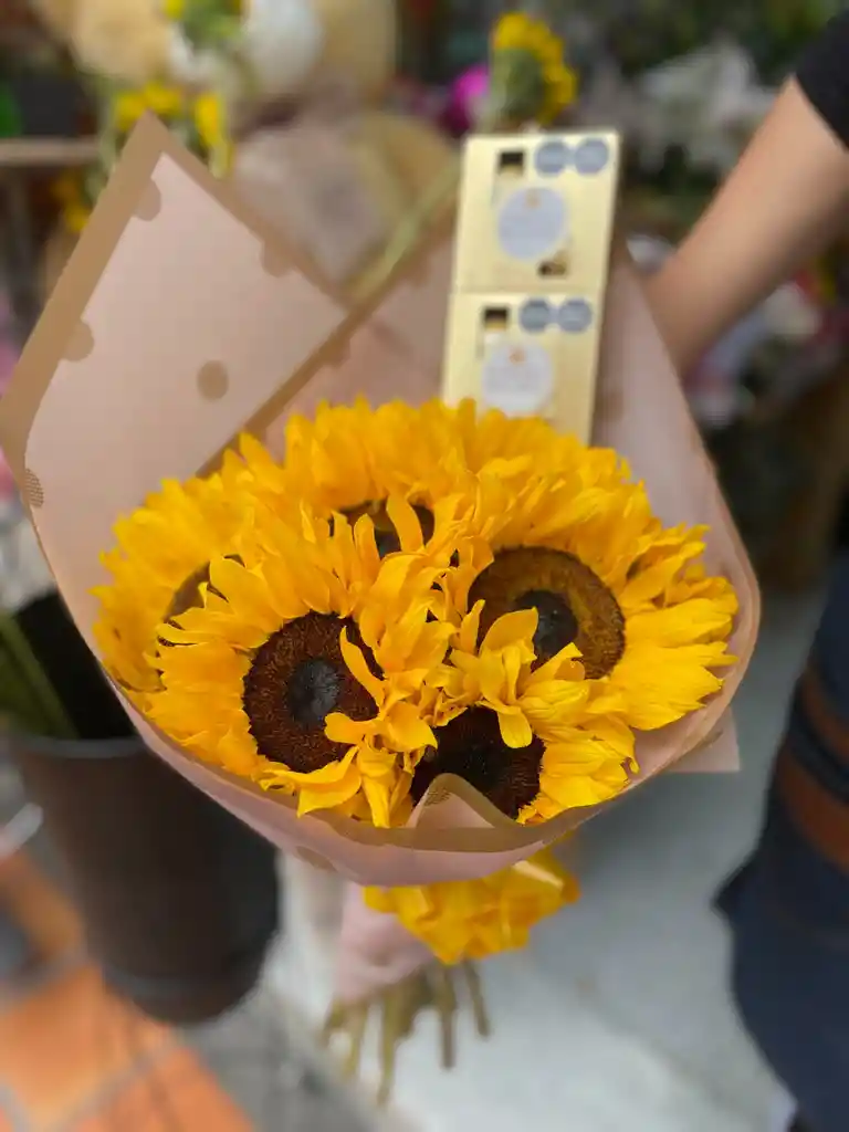 Bouquet De Girasoles Con Ferrero