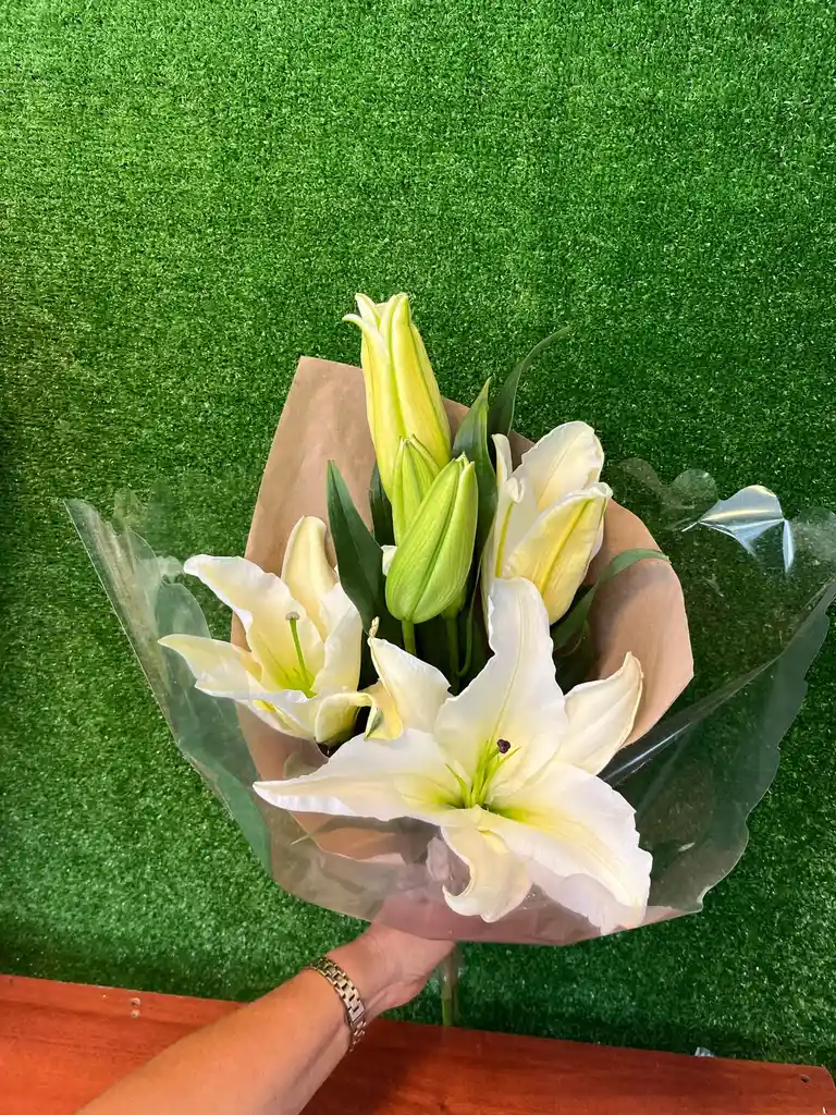 Elegancia De Lirios Blancos