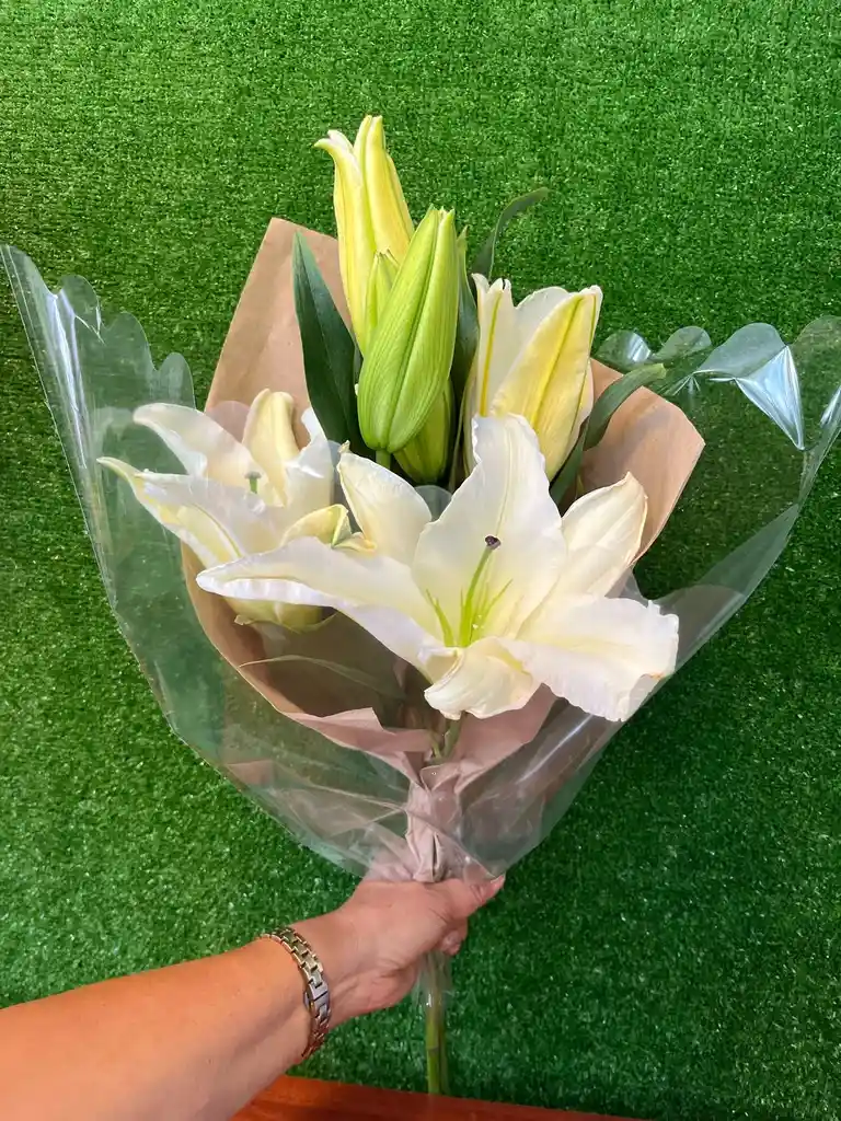 Elegancia De Lirios Blancos
