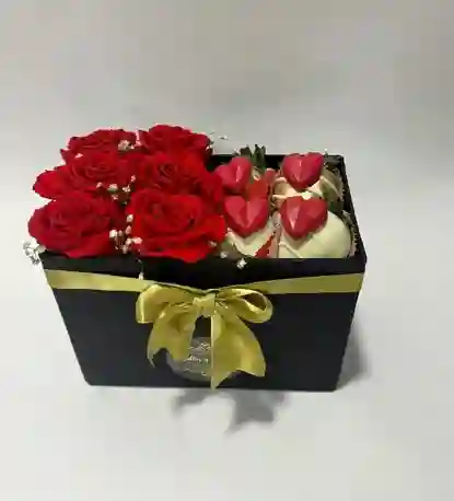 Cubo Alargado Rosas Y Fresas Cubiertas De Chocolate