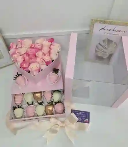Caja De Lujo Corazón Con Rosas Y Fresas Con Chocolate