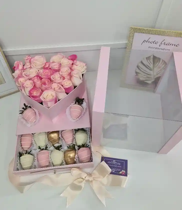 Caja De Lujo Corazón Con Rosas Y Fresas Con Chocolate