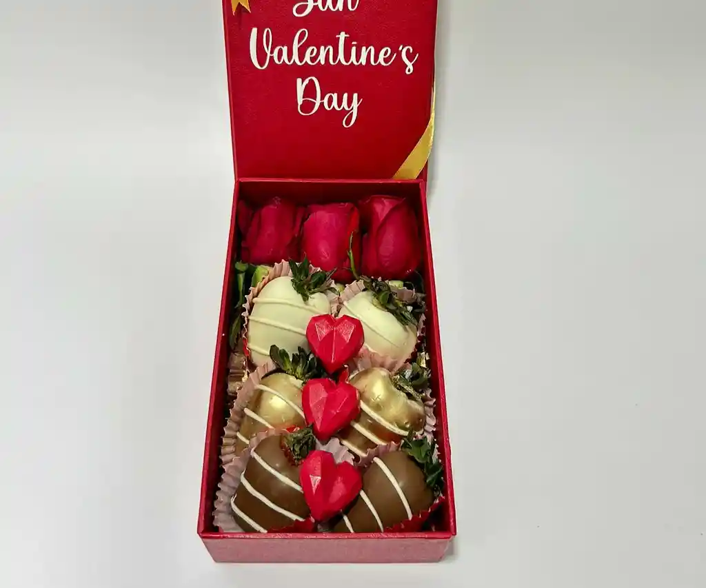 Caja De Lujo Pequeña Con Rosas Y Fresas Con Chocolate