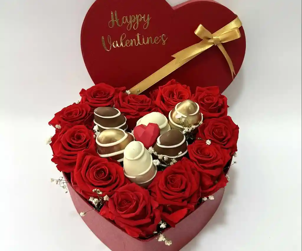 Caja De Lujo Corazón Con Rosas Y Fresas Cubiertas De Chocolate