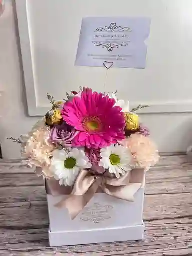 Caja De Lujo Floral Cubo - Rosas, Gerberas, Margaritas Y Chocolates Ferrero Rocher