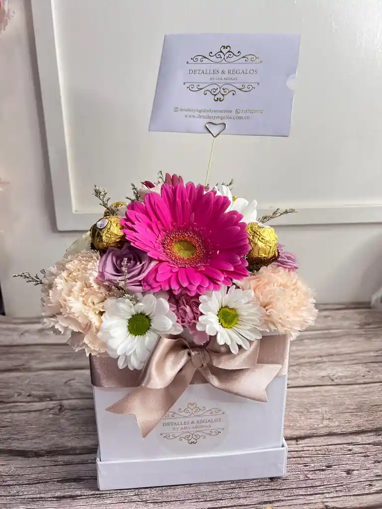 Caja De Lujo Floral Cubo - Rosas, Gerberas, Margaritas Y Chocolates Ferrero Rocher