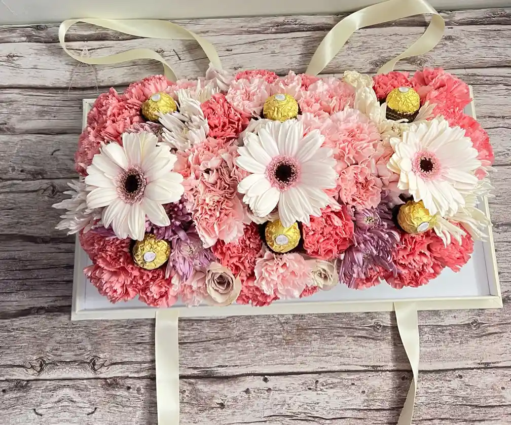 Cofre De Lujo Con Gerberas, Claveles, Rosas Y Chocolates Ferreros Rocher