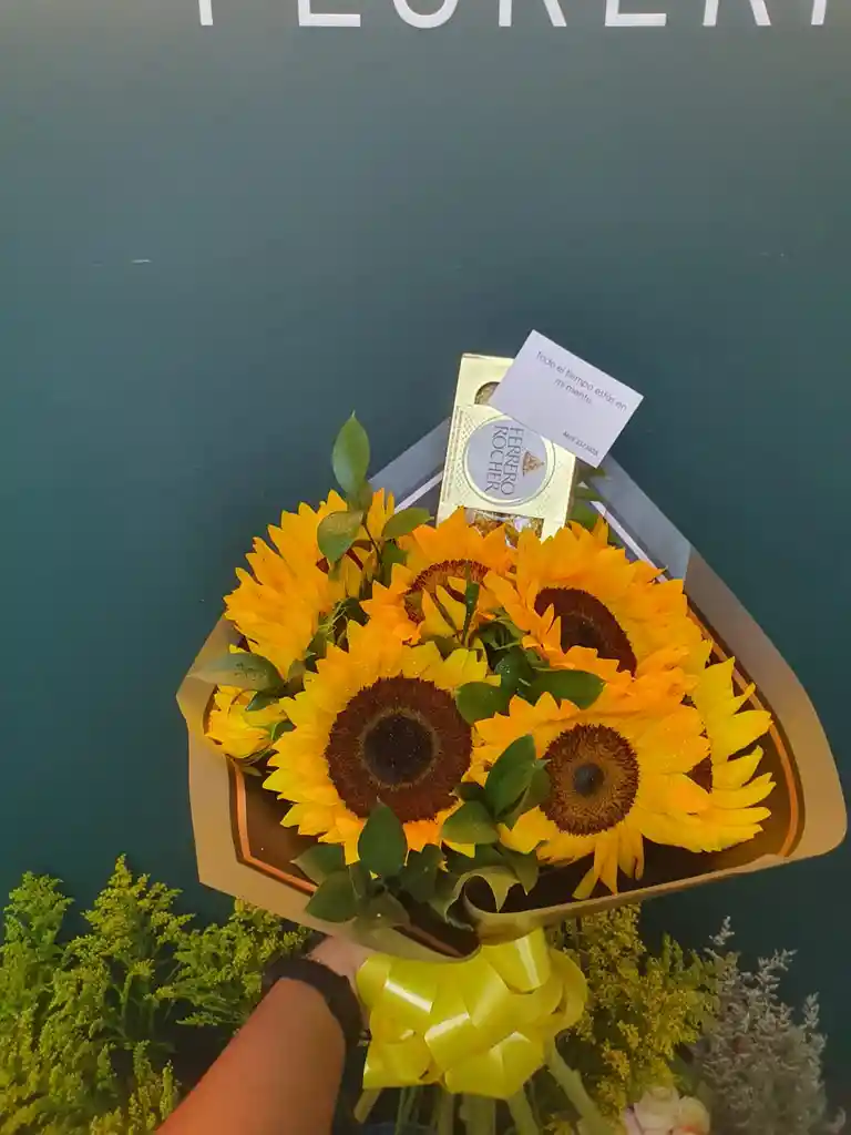 Flores Ramo Girasoles Y Ferrero- Bouquet Luce D´oro